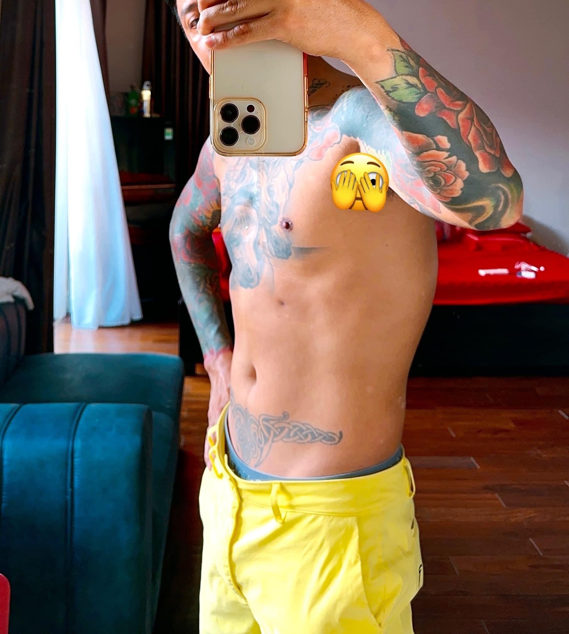 Tuấn Hưng tự tin khoe body (Ảnh: FBNV)