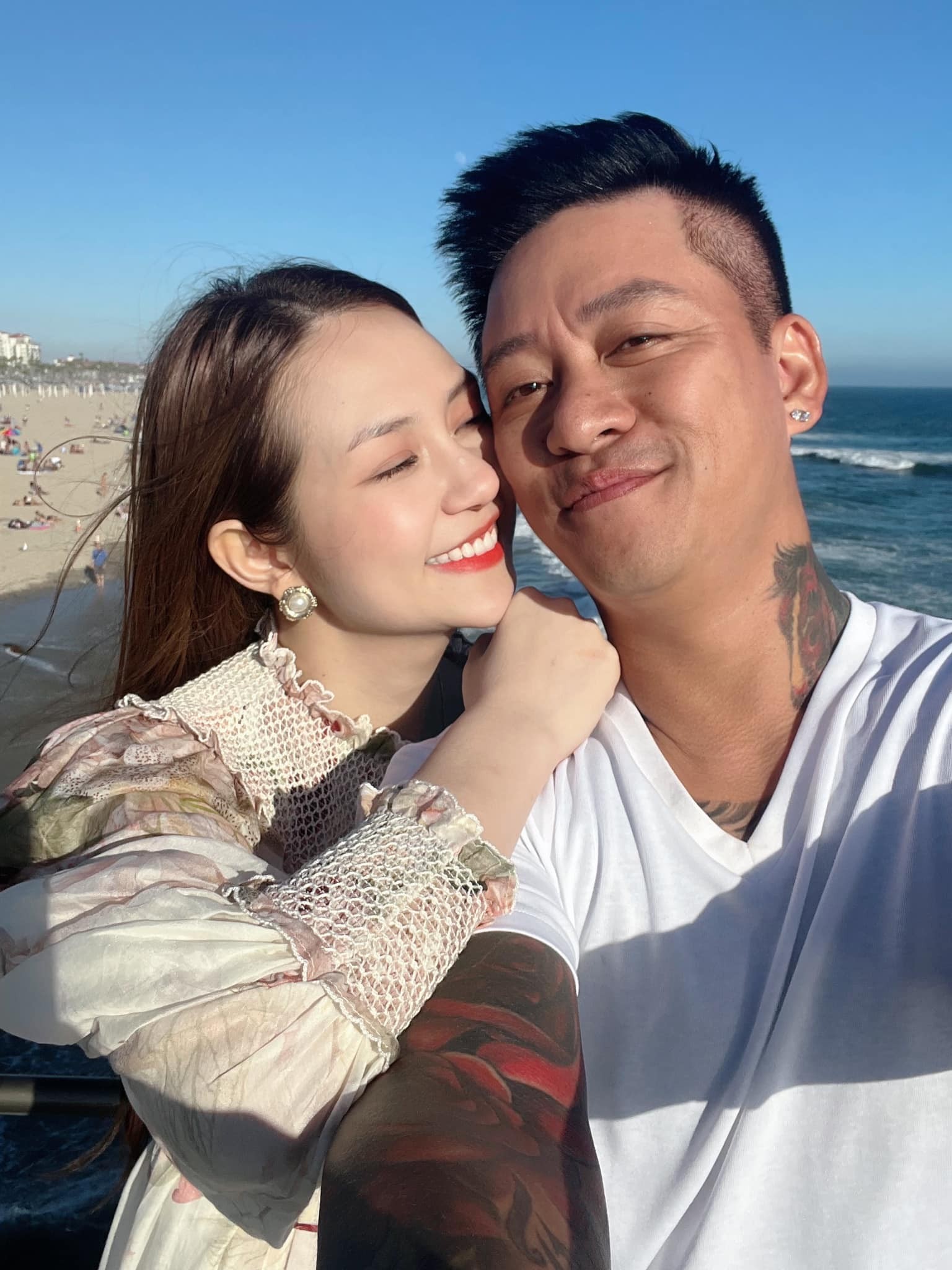 Ngoài sự nghiệp thành công và giàu có, Tuấn Hưng còn khiến nhiều người ngưỡng mộ vì có cuộc sống hạnh phúc bên vợ đẹp, con ngoan (Ảnh: FBNV)