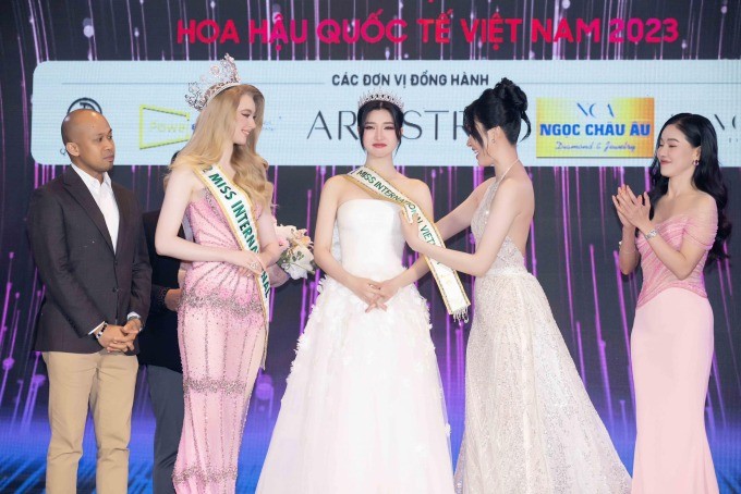 Khoảnh khắc Phương Anh trao sash cho Phương Nhi đi thi Miss International 2023 (Ảnh: FBNV) Khoảnh khắc Phương Anh trao sash cho Phương Nhi đi thi Miss International 2023 (Ảnh: FBNV)