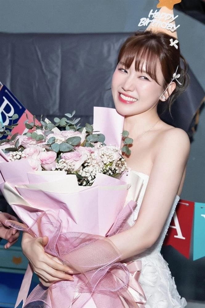 Hari Won khoe nhan sắc rạng rỡ khi bước sang tuổi 40 (Ảnh: FBNV) Hari Won khoe nhan sắc rạng rỡ khi bước sang tuổi 40 (Ảnh: FBNV)
