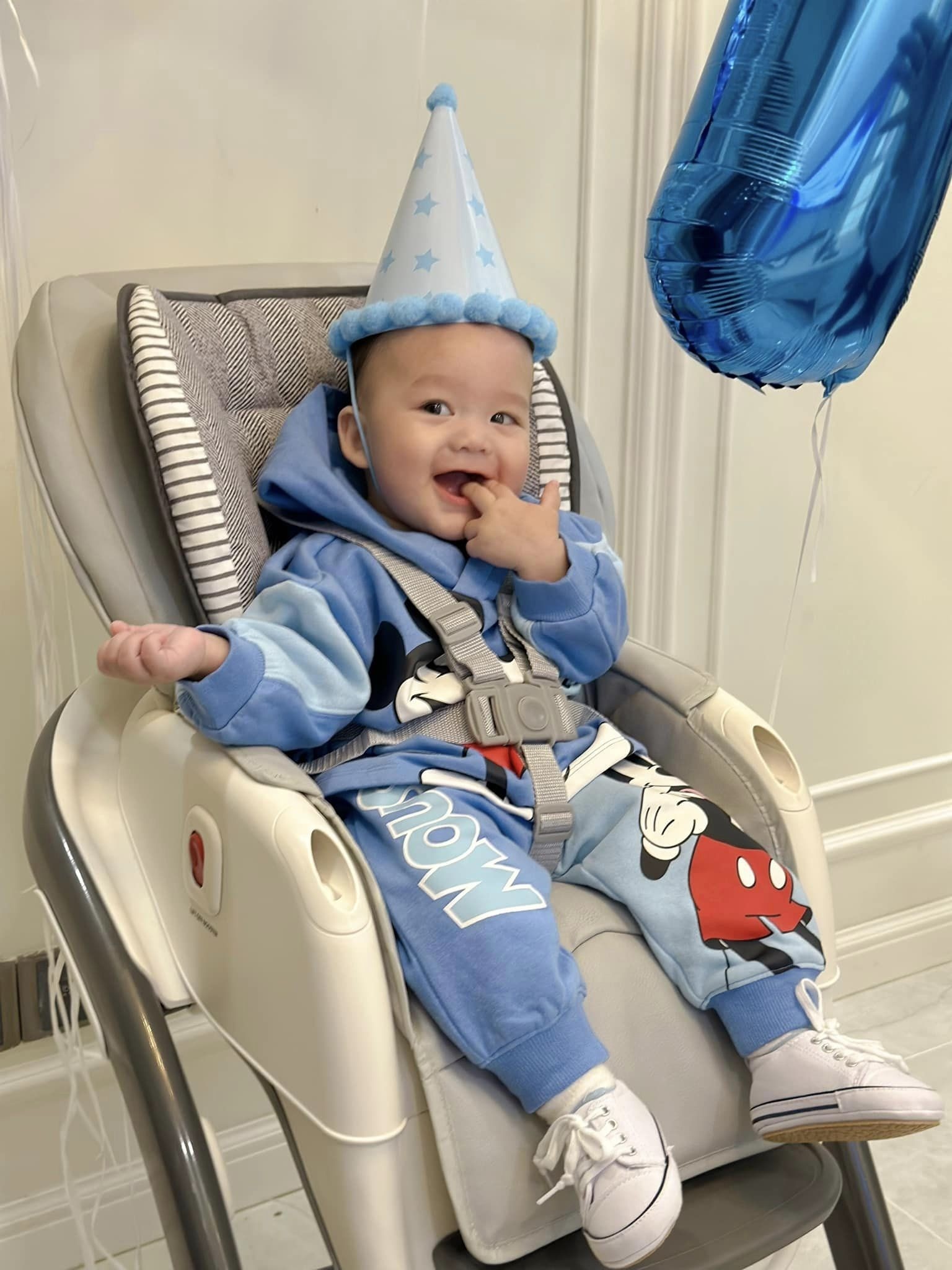 Con trai nhà Bùi Tiến Dũng được khen ngợi kháu khỉnh, đáng yêu (Ảnh: FBNV) Con trai nhà Bùi Tiến Dũng được khen ngợi kháu khỉnh, đáng yêu (Ảnh: FBNV)