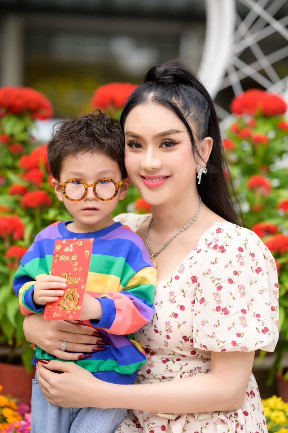 Lâm Khánh Chi và con trai (Ảnh: FBNV)