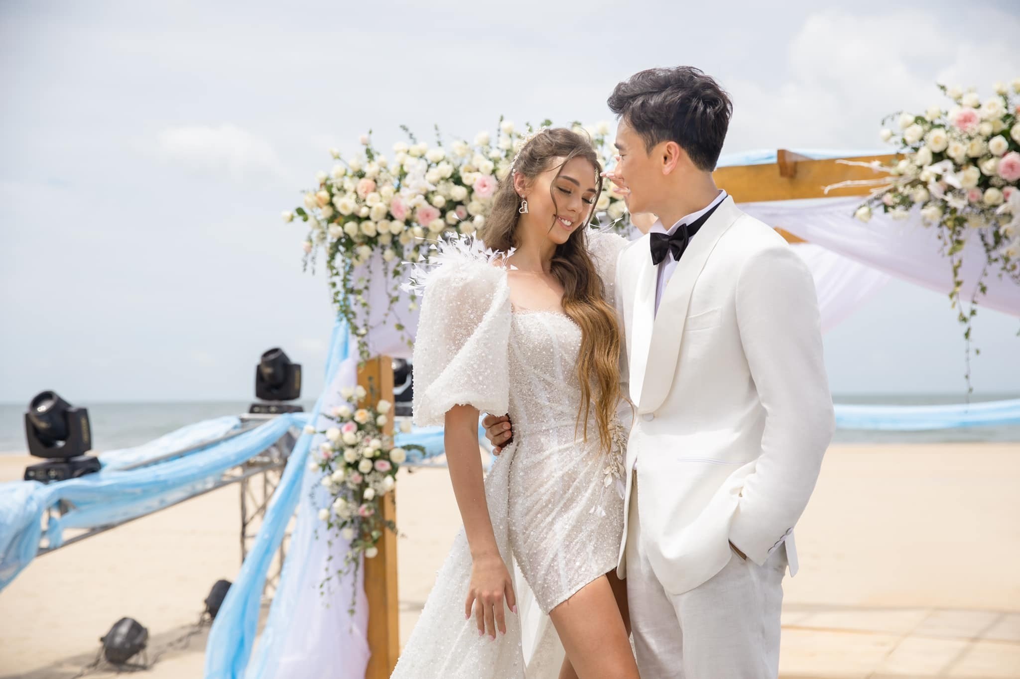 Cuộc sống hôn nhân hạnh phúc của Bùi Tiến Dũng và vợ Tây (Ảnh: FBNV)