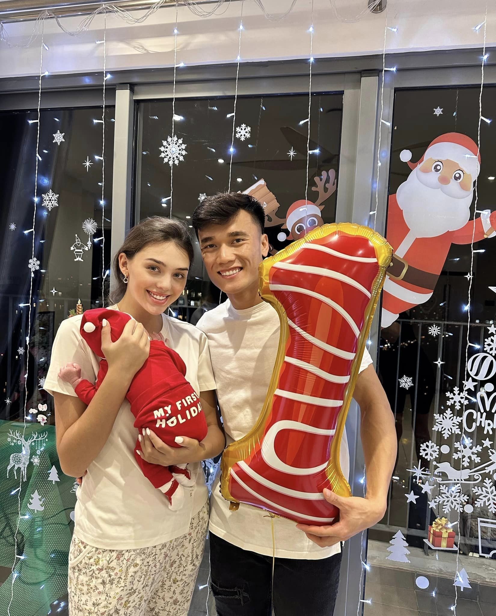 Vợ chồng Bùi Tiến Dũng cùng con trai (Ảnh: FBNV)