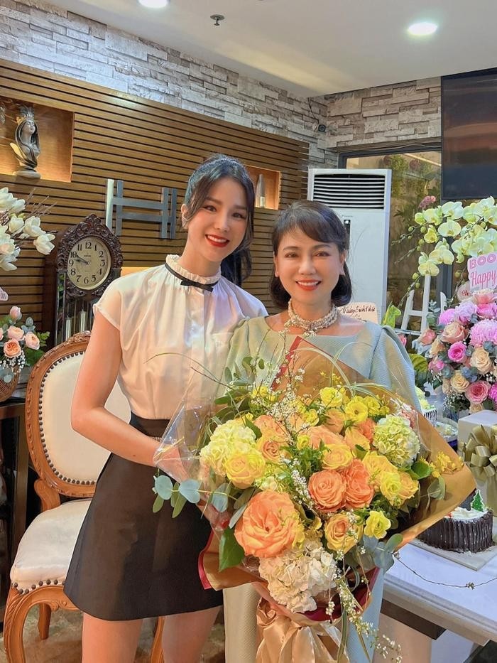 Cô không ngại dành những lời có cánh cho mẹ ruột thiếu gia Nghiêm Đức (Ảnh: FBNV) Cô không ngại dành những lời có cánh cho mẹ ruột thiếu gia Nghiêm Đức (Ảnh: FBNV)