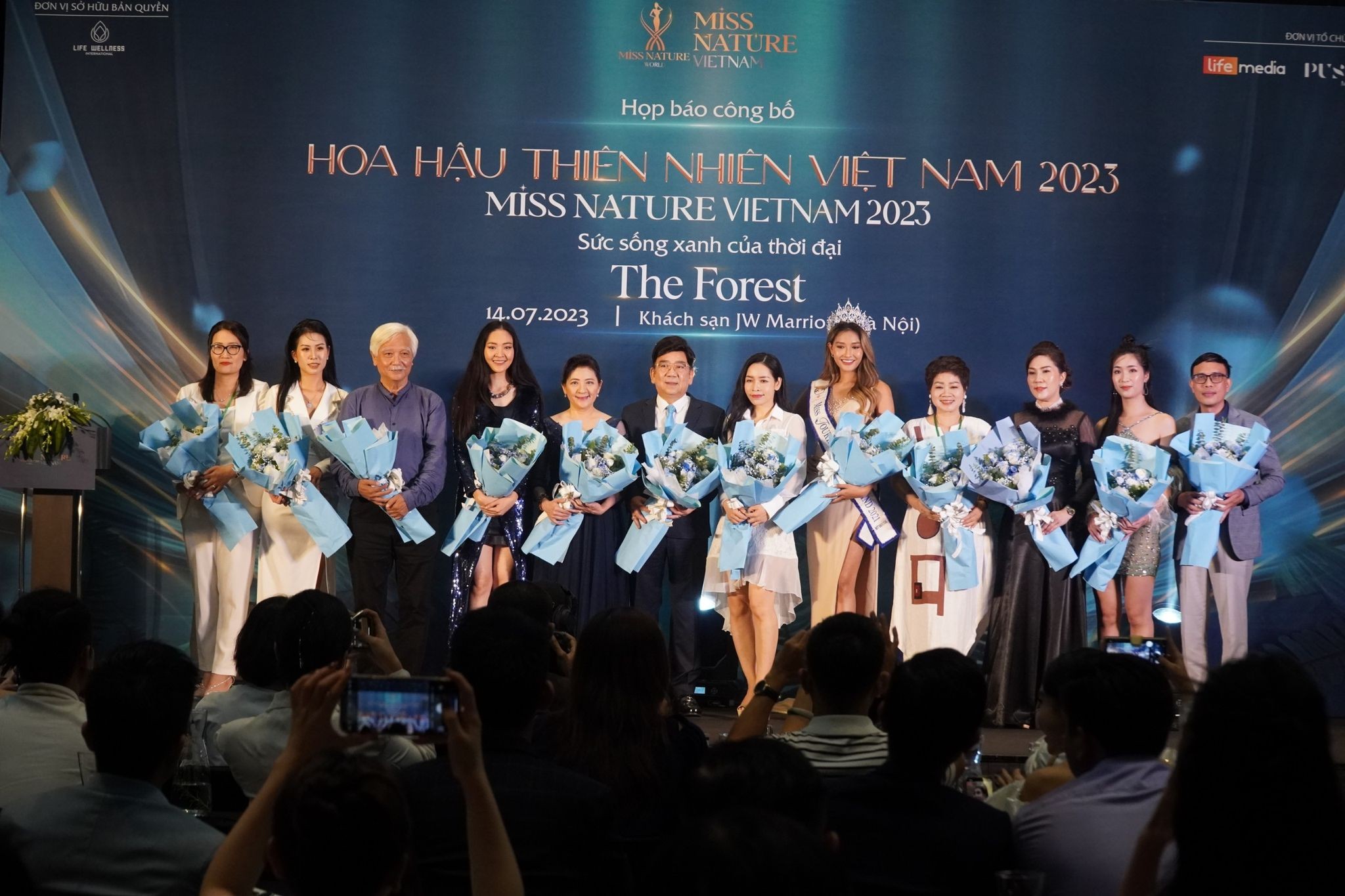 Trưởng ban cố vấn Nhà sử học Dương Trung Quốc chụp ảnh cùng các người đẹp và thành viên BTC (Ảnh: BTC)