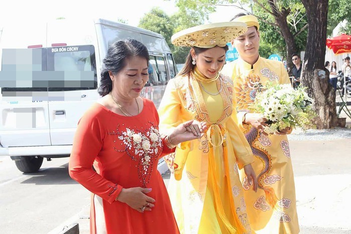 Lâm Khánh Chi có mối quan hệ tốt đẹp với bố mẹ chồng cũ (Ảnh: FBNV) Lâm Khánh Chi có mối quan hệ tốt đẹp với bố mẹ chồng cũ (Ảnh: FBNV)