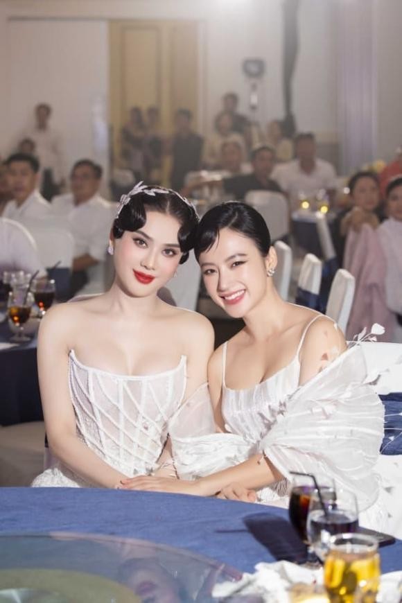 Lâm Khánh Chi 'đọ sắc' với Angela Phương Trinh (Ảnh: FBNV) Lâm Khánh Chi 'đọ sắc' với Angela Phương Trinh (Ảnh: FBNV)