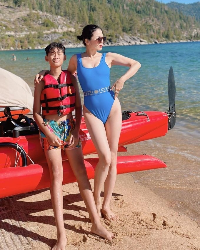 Lệ Quyên cùng con trai check in hồ Tahoe, hồ nước ngọt ở dãy núi Sierra Nevada, một trong những khu giải trí hot nhất mùa hè ở Mỹ (Ảnh: FBNV) Lệ Quyên cùng con trai check in hồ Tahoe, hồ nước ngọt ở dãy núi Sierra Nevada, một trong những khu giải trí hot nhất mùa hè ở Mỹ (Ảnh: FBNV)