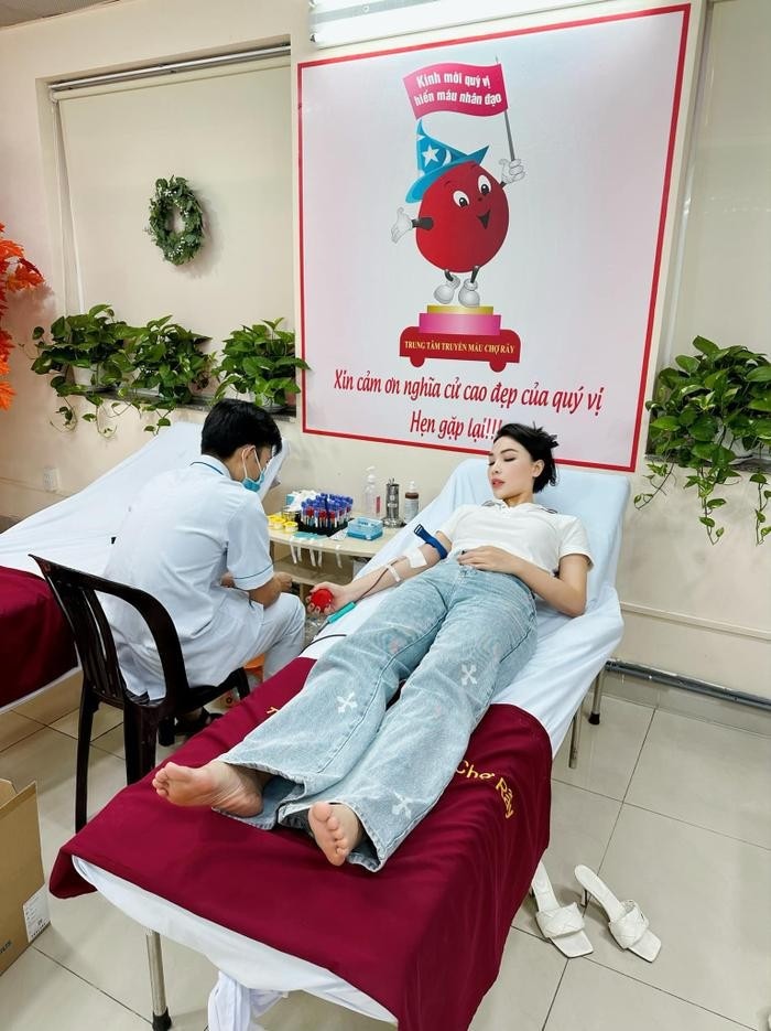 Quỳnh Thư đi hiến máu tại bệnh viện chợ Rẫy (Ảnh: FBNV) Quỳnh Thư đi hiến máu tại bệnh viện chợ Rẫy (Ảnh: FBNV)