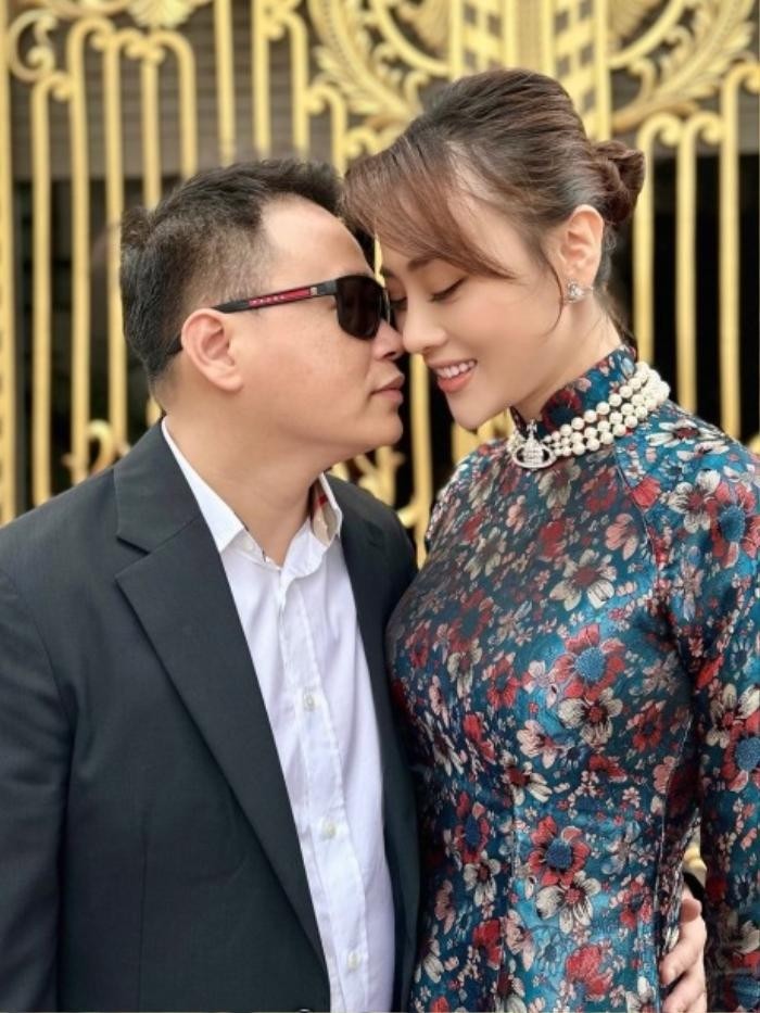 Phương Oanh - shark Bình công khai chuyện tình cảm vào hồi tháng 8/2022 (Ảnh: FBNV) Phương Oanh - shark Bình công khai chuyện tình cảm vào hồi tháng 8/2022 (Ảnh: FBNV)