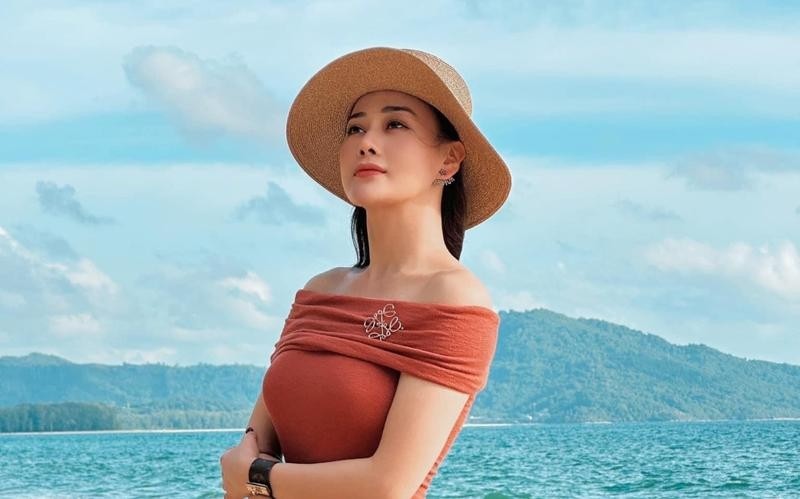 Phương Oanh ngày càng ra dáng doanh nhân chủ tịch (Ảnh: FBNV) Phương Oanh ngày càng ra dáng doanh nhân chủ tịch (Ảnh: FBNV)