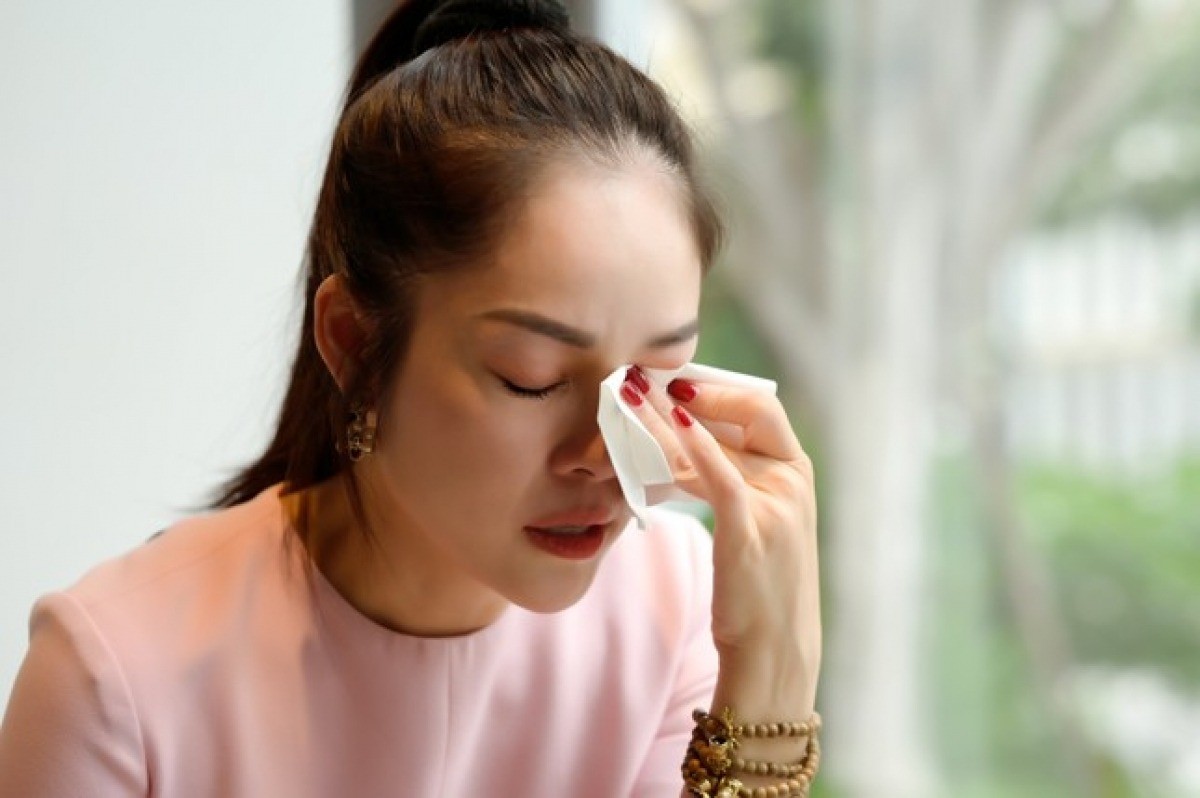 Đối diện trước những lùm xùm khiến cho Dương Cẩm Lynh cảm thấy vô cùng phiền lòng (Ảnh: FBNV)