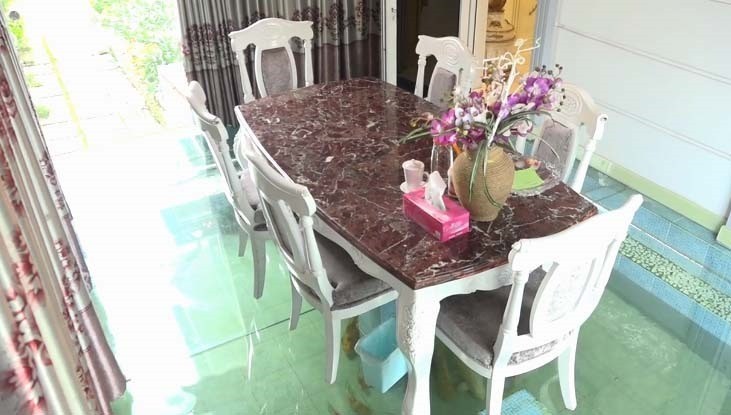 Ngoài sự nguy nga, hoành tráng, căn biệt thự của Hồ Quỳnh Hương còn vô cùng độc lạ khi có bể cá ngay dưới bàn ăn (Ảnh: NSCC) Ngoài sự nguy nga, hoành tráng, căn biệt thự của Hồ Quỳnh Hương còn vô cùng độc lạ khi có bể cá ngay dưới bàn ăn (Ảnh: NSCC)