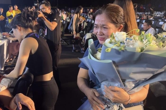 Bà Yến xúc động ôm hoa tặng con trong giây phút đăng quang (Ảnh: Internet)