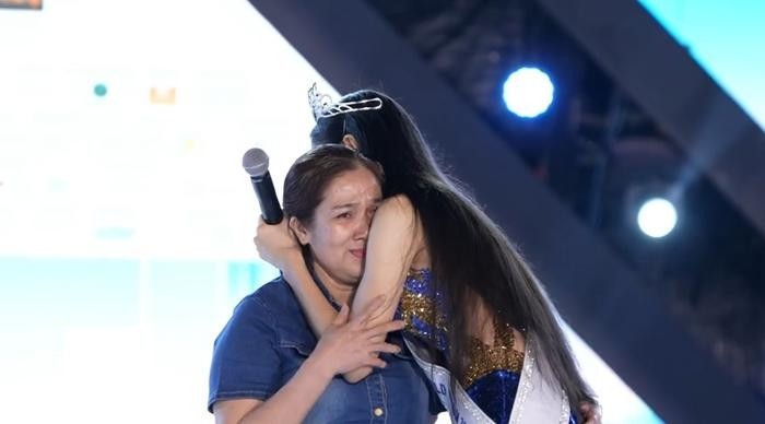 Khoảnh khắc Minh Kiên ôm mẹ khóc nức nở trên sân khấu (Ảnh: Chụp màn hình)