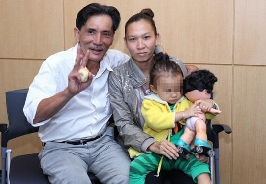 Nghệ sĩ Thương Tín và vợ, con (Ảnh: FBNV) Nghệ sĩ Thương Tín và vợ, con (Ảnh: FBNV)