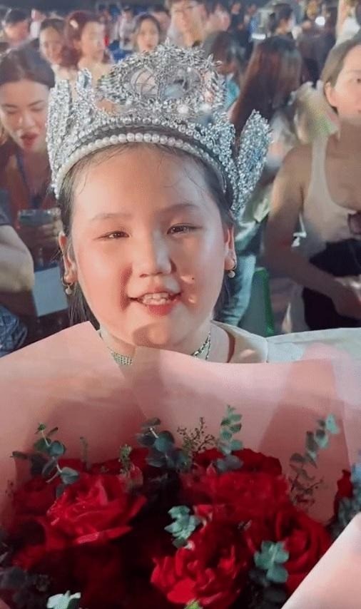 Ý Nhã ôm hoa, đội vương miện đến chúc mừng chị gái giây phút đăng quang (Ảnh: Chụp màn hình) Ý Nhã ôm hoa, đội vương miện đến chúc mừng chị gái giây phút đăng quang (Ảnh: Chụp màn hình)