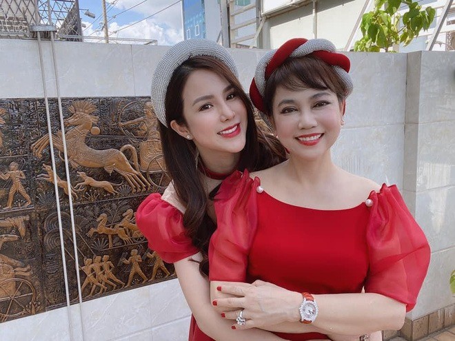 Diệp Lâm Anh và mẹ chồng cũ (Ảnh: FBNV) Diệp Lâm Anh và mẹ chồng cũ (Ảnh: FBNV)
