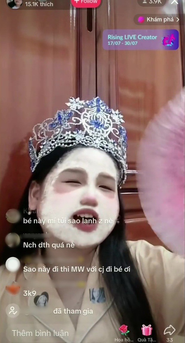 Ý Nhã đội vương miện, ngồi livestream với CDM sau khi chị gái đăng quang (Ảnh: Chụp màn hình) Ý Nhã đội vương miện, ngồi livestream với CDM sau khi chị gái đăng quang (Ảnh: Chụp màn hình)