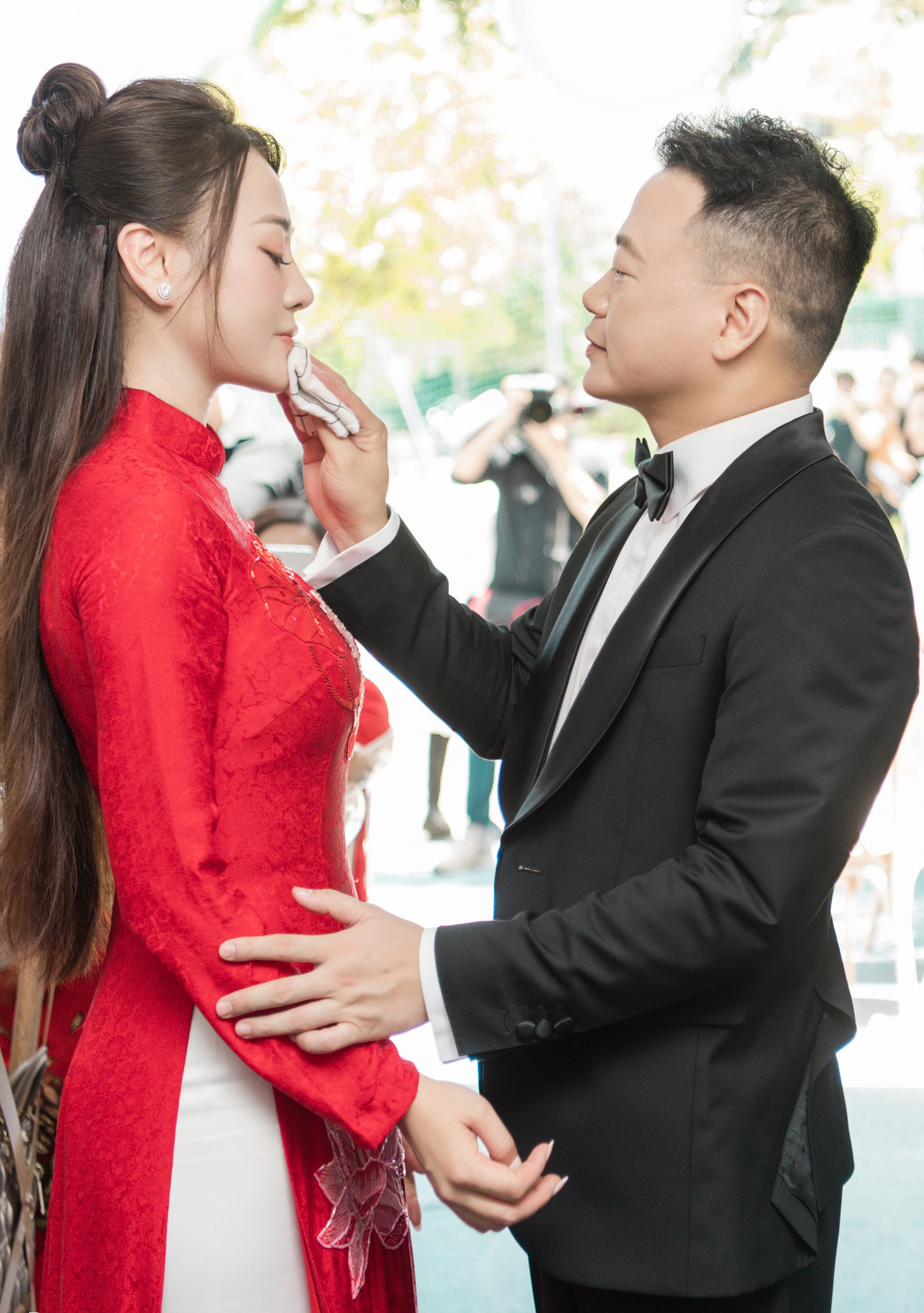 Bố shark Bình hát tặng con trai và Phương Oanh trong ngày vui - Ảnh 2