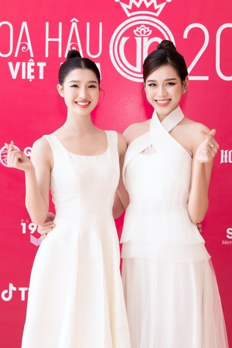 Phương Nhi - Đỗ Thị Hà 'đo sắc' (Ảnh: FBNV) Phương Nhi - Đỗ Thị Hà 'đo sắc' (Ảnh: FBNV)
