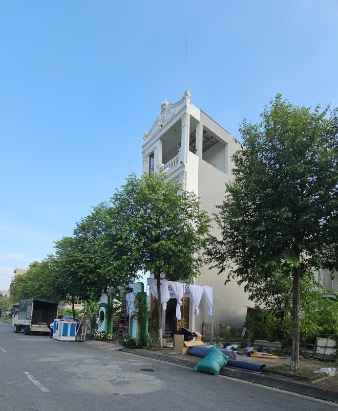 Bề ngoài căn nhà của bố mẹ Phương Oanh (Ảnh: Chụp màn hình) Bề ngoài căn nhà của bố mẹ Phương Oanh (Ảnh: Chụp màn hình)