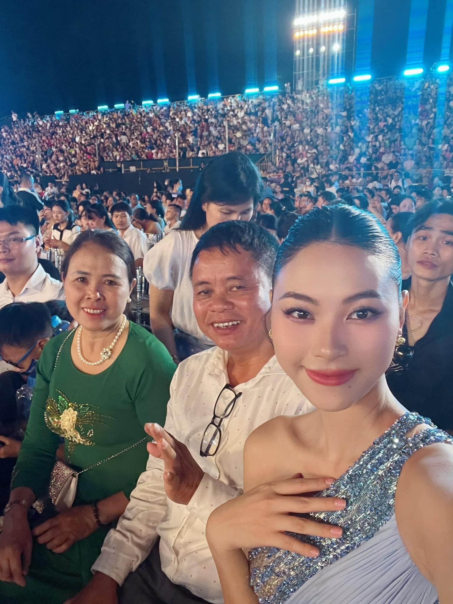 Đào Hà cùng bố mẹ đến cổ vũ Đào Hiền tại Chung kết Miss World Vietnam 2023 (Ảnh: FBNV)