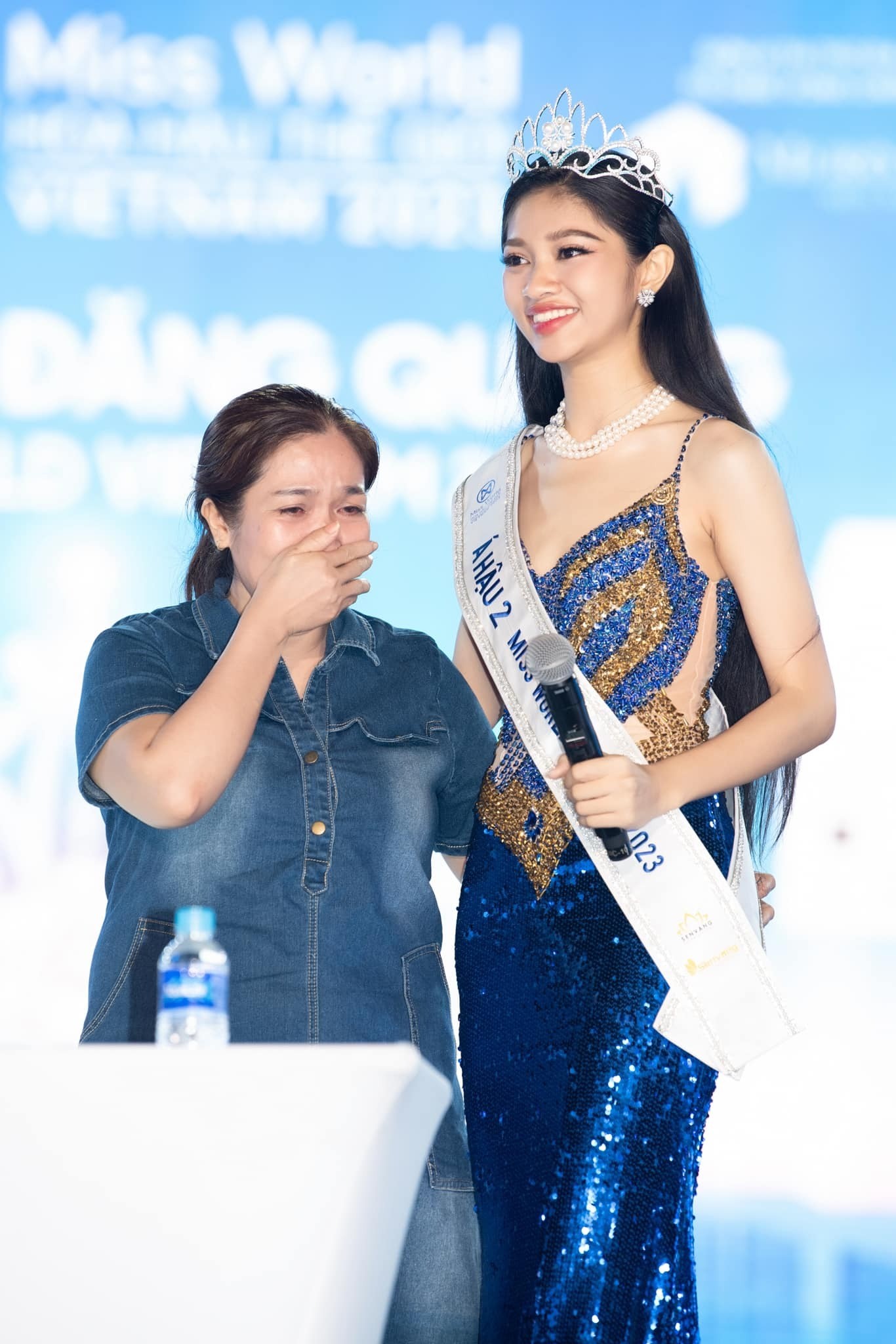 Á hậu Minh Kiên và mẹ ruột (Ảnh: FBNV)