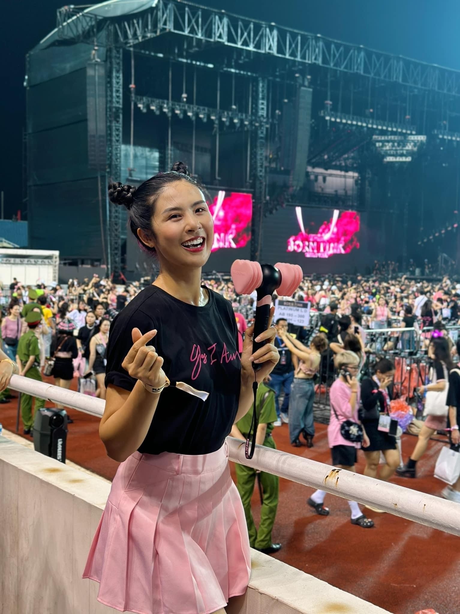 Á hậu Phương Nga, Hoa hậu Ngọc Hân,... cùng nhiều sao Việt cũng tới sân VĐV Mỹ Đình để 'đu idol' (Ảnh: FBNV)