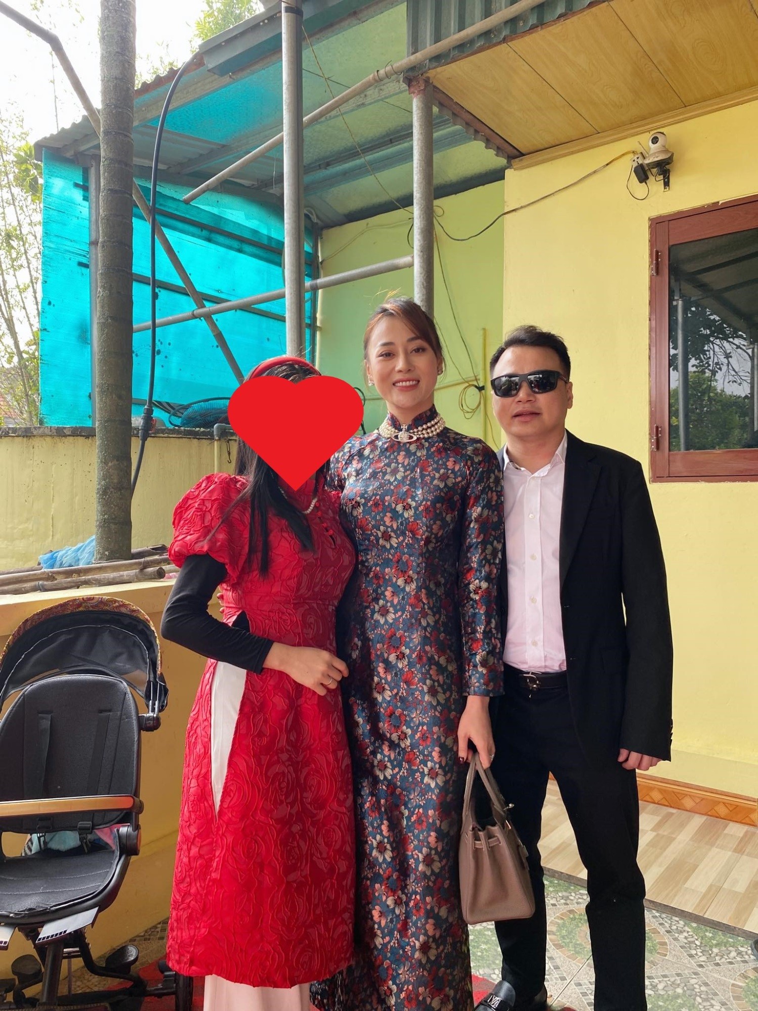 Shark Bình - Phương Oanh chụp ảnh cùng cháu gái (Ảnh: FBNV)