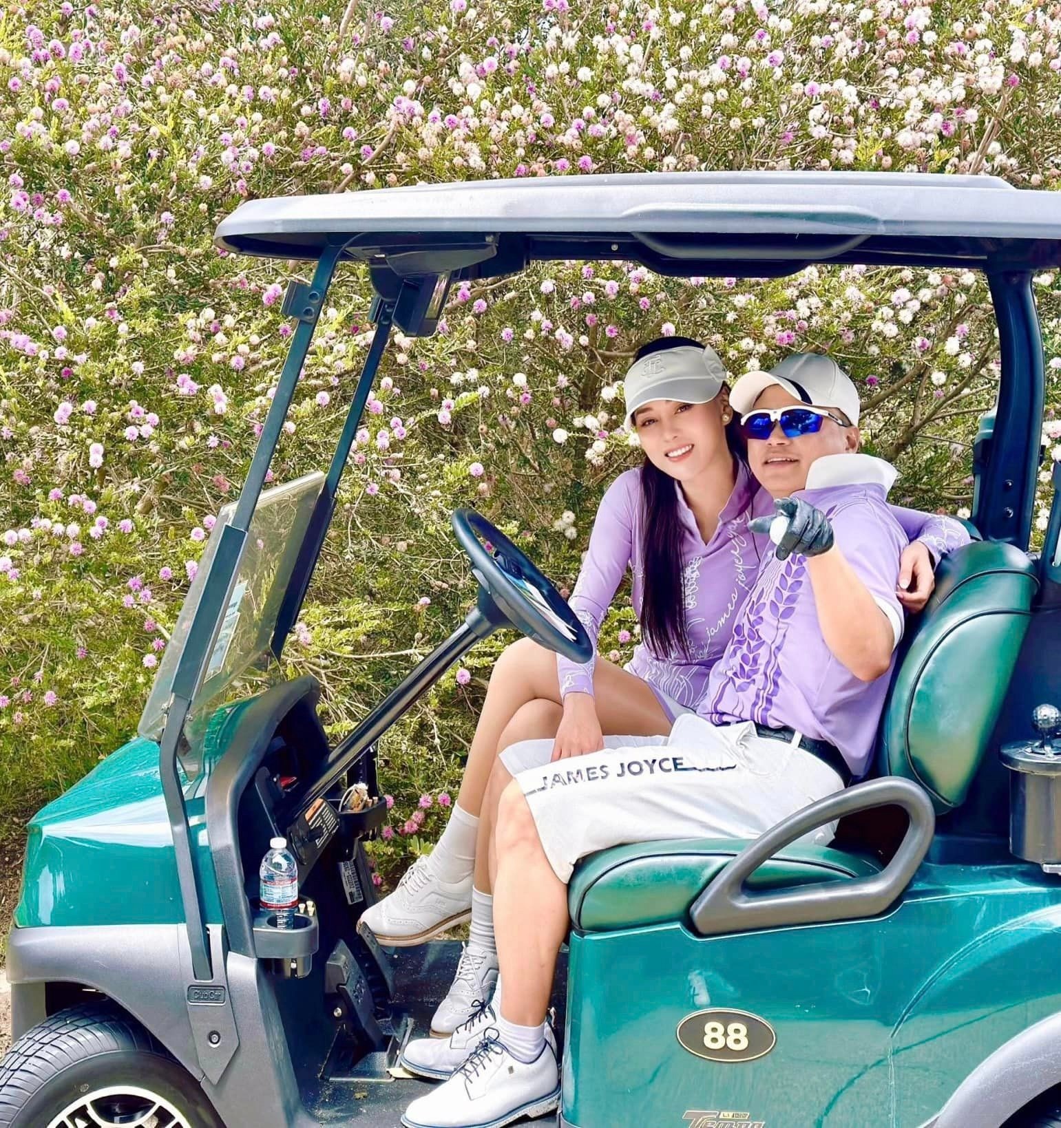Phương Oanh - shark Bình đi đánh golf (Ảnh: FBNV) Phương Oanh - shark Bình đi đánh golf (Ảnh: FBNV)