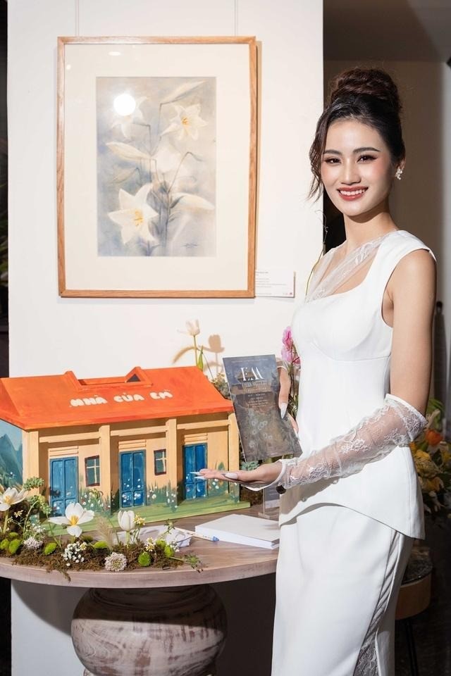 Hoa hậu Ý Nhi xuất hiện tại triển lãm tranh hồi tháng 7/2023. Ảnh: BTC Hoa hậu Ý Nhi xuất hiện tại triển lãm tranh hồi tháng 7/2023. Ảnh: BTC