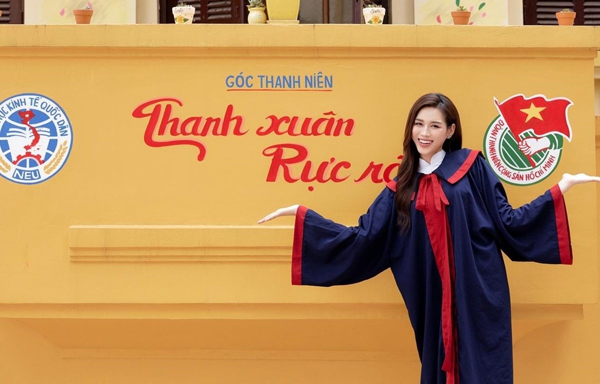 Sau quãng thời gian tập trung cho việc học, giờ đây Đỗ Thị Hà dành thời gian cho nghệ thuật cũng như các dự án thiện nguyện. Ảnh: FBNV