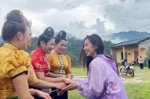 Thùy Tiên giản dị lăn xả trong chuyến từ thiện ở Hà Giang. Ảnh: Chụp màn hình