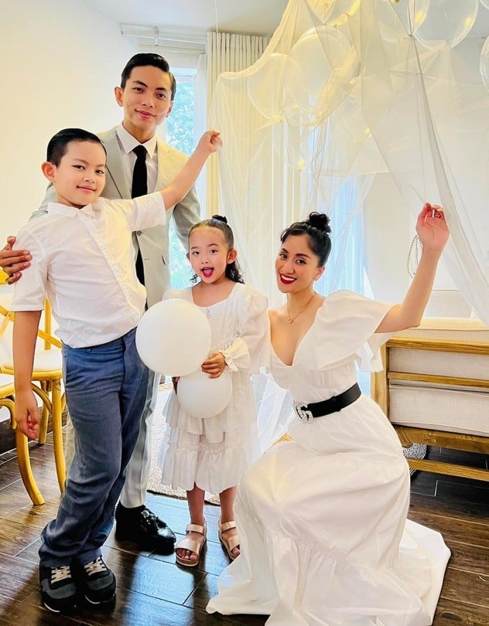 Gia đình nhỏ của Khánh Thi - Phan Hiển. Ảnh: FBNV Gia đình nhỏ của Khánh Thi - Phan Hiển. Ảnh: FBNV