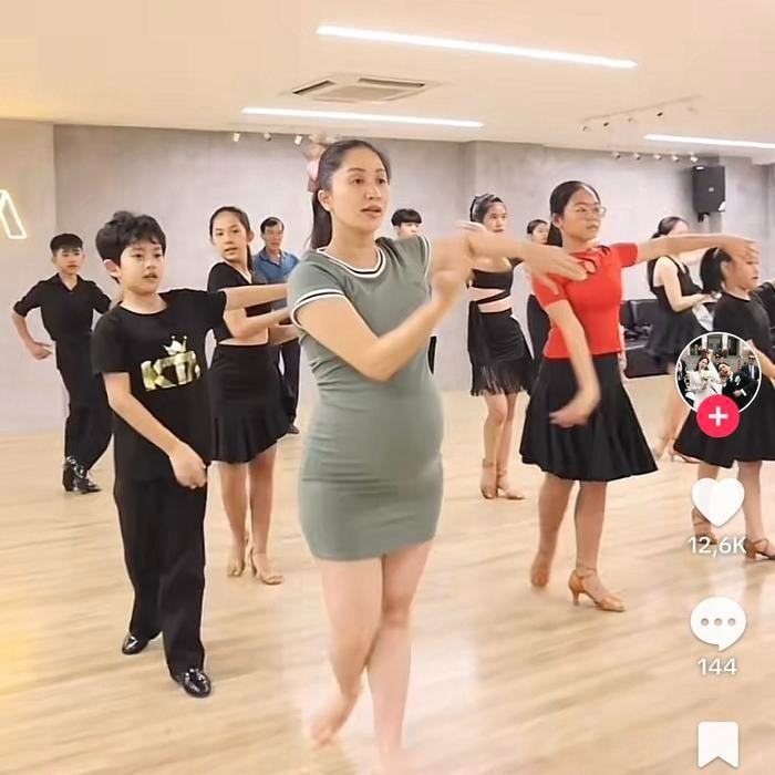 Dù đang ở tháng cuối thai kỳ nhưng Khánh Thi vẫn tràn đầy năng lượng. Ảnh: Chụp màn hình Dù đang ở tháng cuối thai kỳ nhưng Khánh Thi vẫn tràn đầy năng lượng. Ảnh: Chụp màn hình