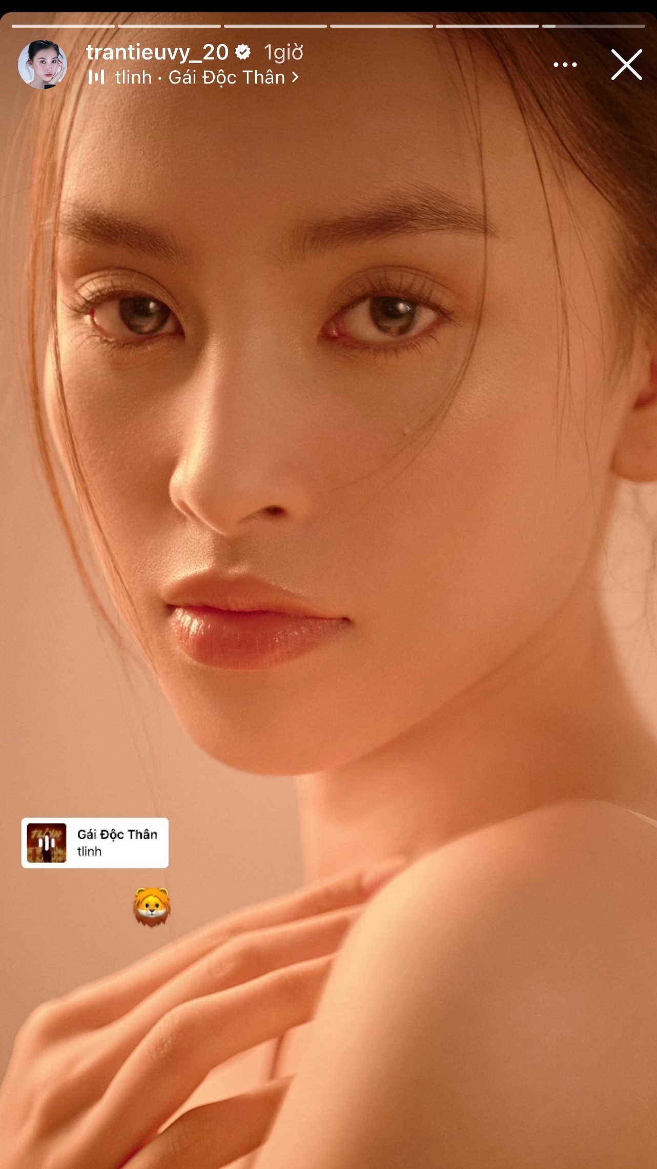Tiểu Vy bất ngờ đăng ảnh và nghe nhạc bài 'Gái độc thân'. Ảnh: Chụp màn hình Tiểu Vy bất ngờ đăng ảnh và nghe nhạc bài 'Gái độc thân'. Ảnh: Chụp màn hình