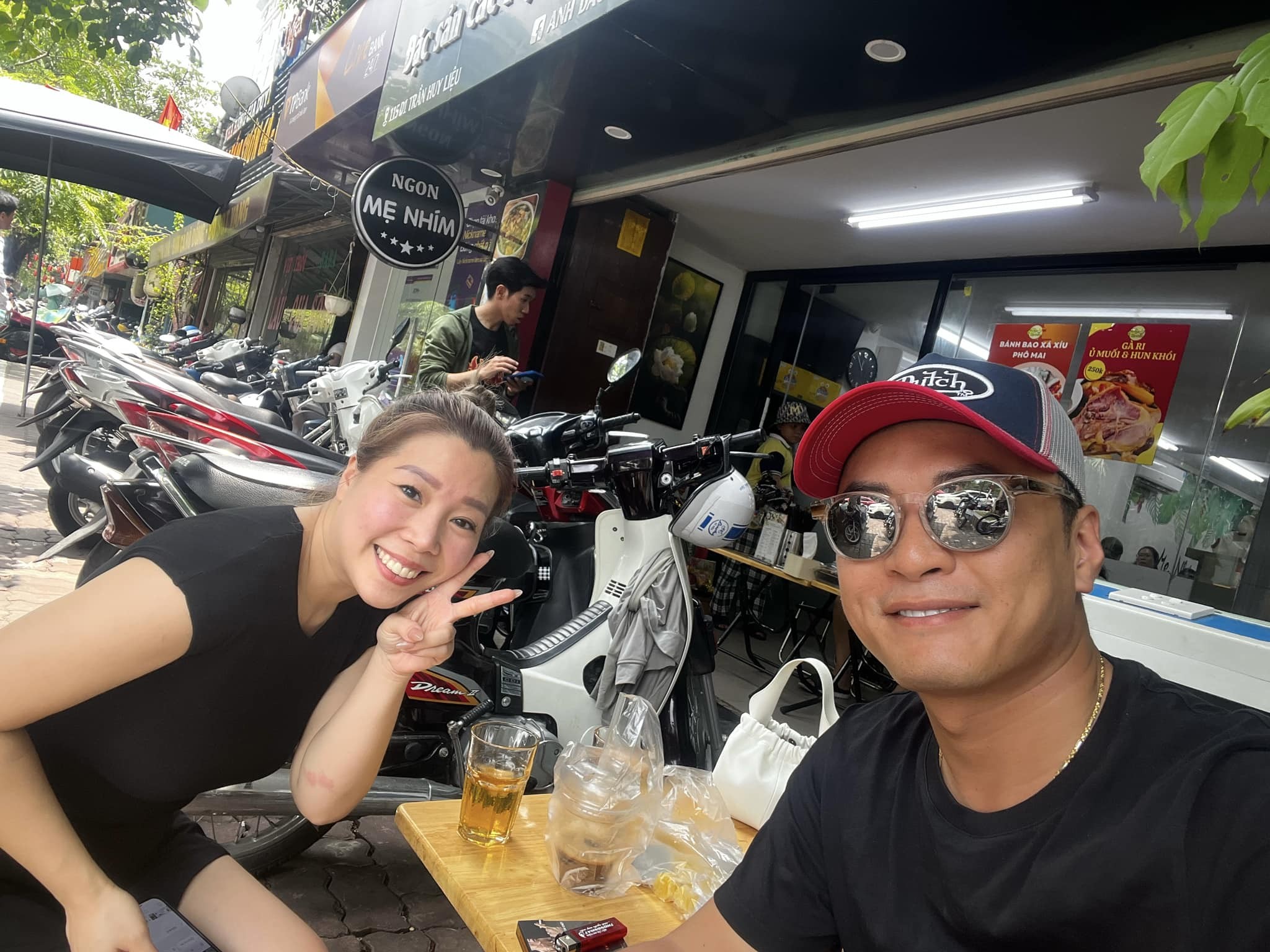 Hồng Đăng và bà xã. Ảnh: FBNV 