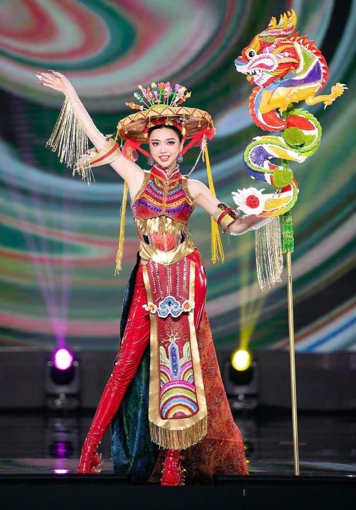Thí sinh Cẩm Tú trong phần thi Trang phục Dân tộc. Ảnh: BTC Thí sinh Cẩm Tú trong phần thi Trang phục Dân tộc. Ảnh: BTC