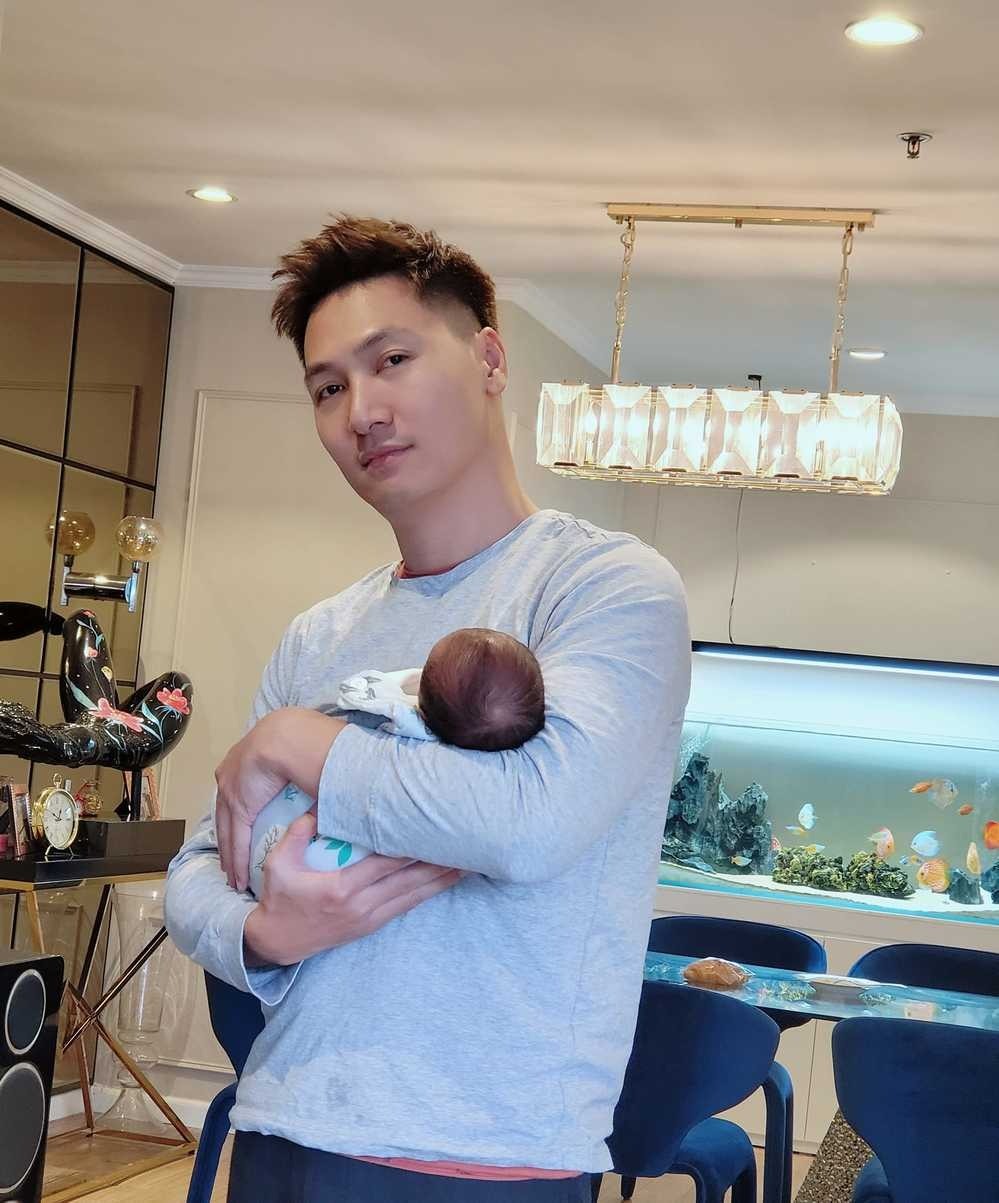 Mạnh Trường phụ vợ chăm con. Ảnh: FBNV Mạnh Trường phụ vợ chăm con. Ảnh: FBNV