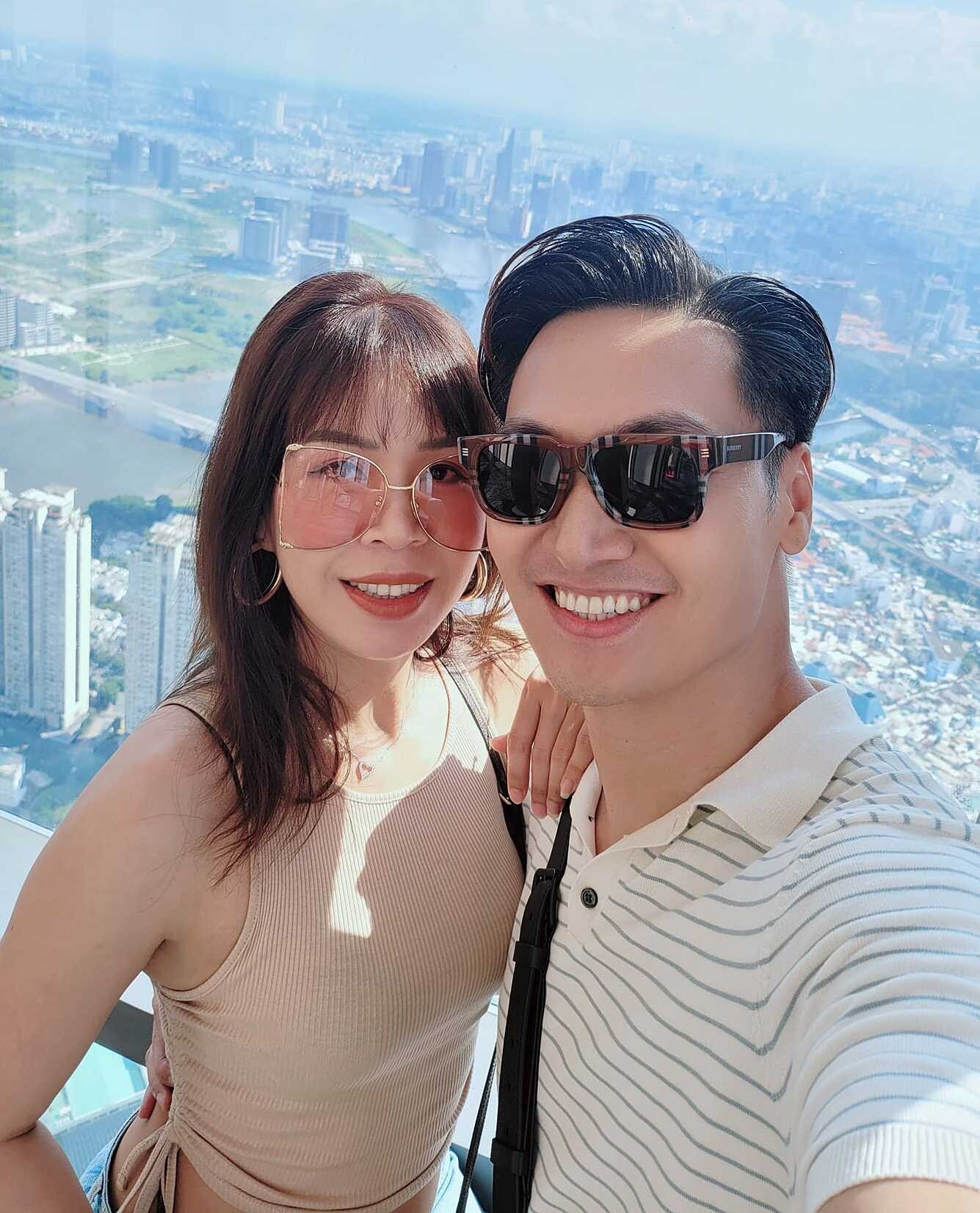 Vợ chồng Mạnh Trường chụp ảnh ở tòa nhà cao nhất Việt Nam. Ảnh: FBNV Vợ chồng Mạnh Trường chụp ảnh ở tòa nhà cao nhất Việt Nam. Ảnh: FBNV