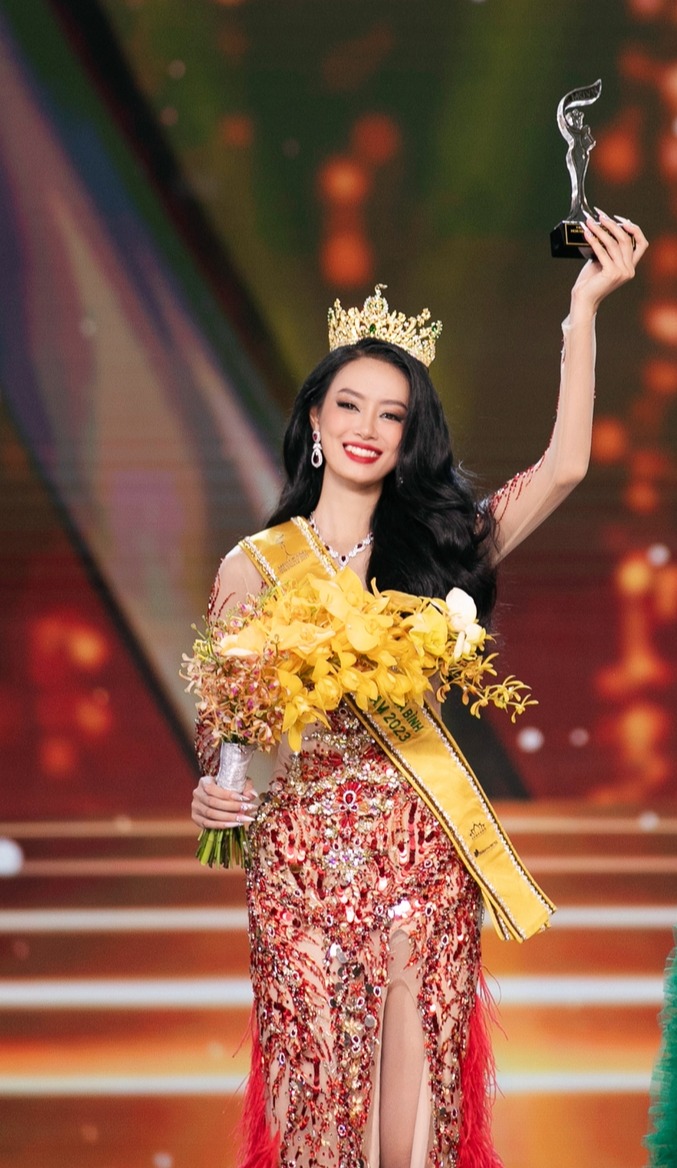 Khoảnh khắc đăng quang của Bùi Khánh Linh. Ảnh: BTC Khoảnh khắc đăng quang của Bùi Khánh Linh. Ảnh: BTC