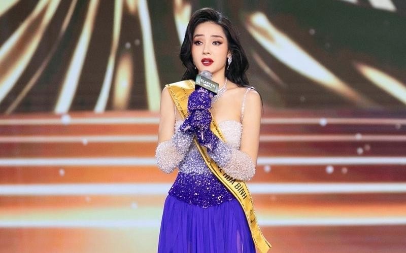 Phần ứng xử của Hồng Hạnh ở những phút ban đầu có phần bập bẹ, lúng túng và cô đã run không nói nên lời. Ảnh: FBNV Phần ứng xử của Hồng Hạnh ở những phút ban đầu có phần bập bẹ, lúng túng và cô đã run không nói nên lời. Ảnh: FBNV