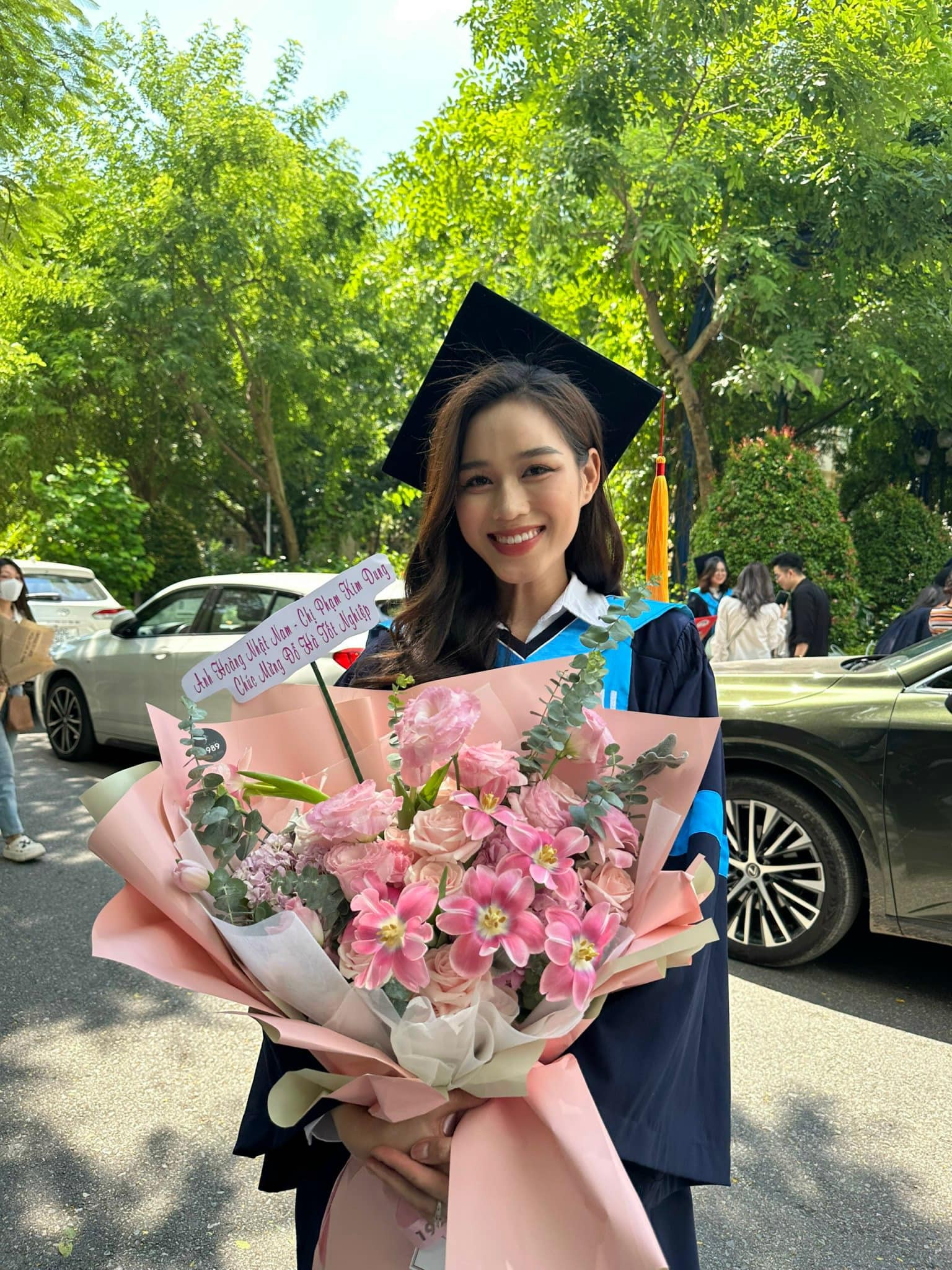 'Bà trùm Hoa hậu' Phạm Kim Dung chúc mừng Đỗ Thị Hà trong ngày tốt nghiệp - Ảnh 1 'Bà trùm Hoa hậu' Phạm Kim Dung chúc mừng Đỗ Thị Hà trong ngày tốt nghiệp - Ảnh 1