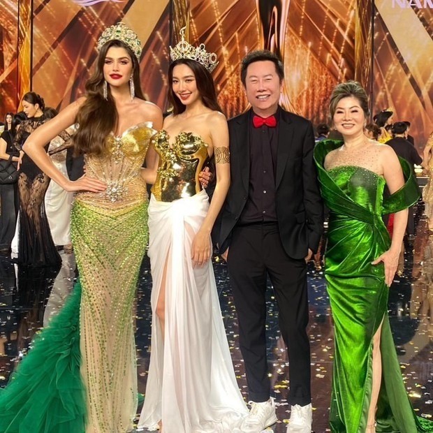 Thùy Tiên cùng ông Nawat, đương kim MGI và bà Teresa chụp ảnh chung. Ảnh: FBNV Thùy Tiên cùng ông Nawat, đương kim MGI và bà Teresa chụp ảnh chung. Ảnh: FBNV