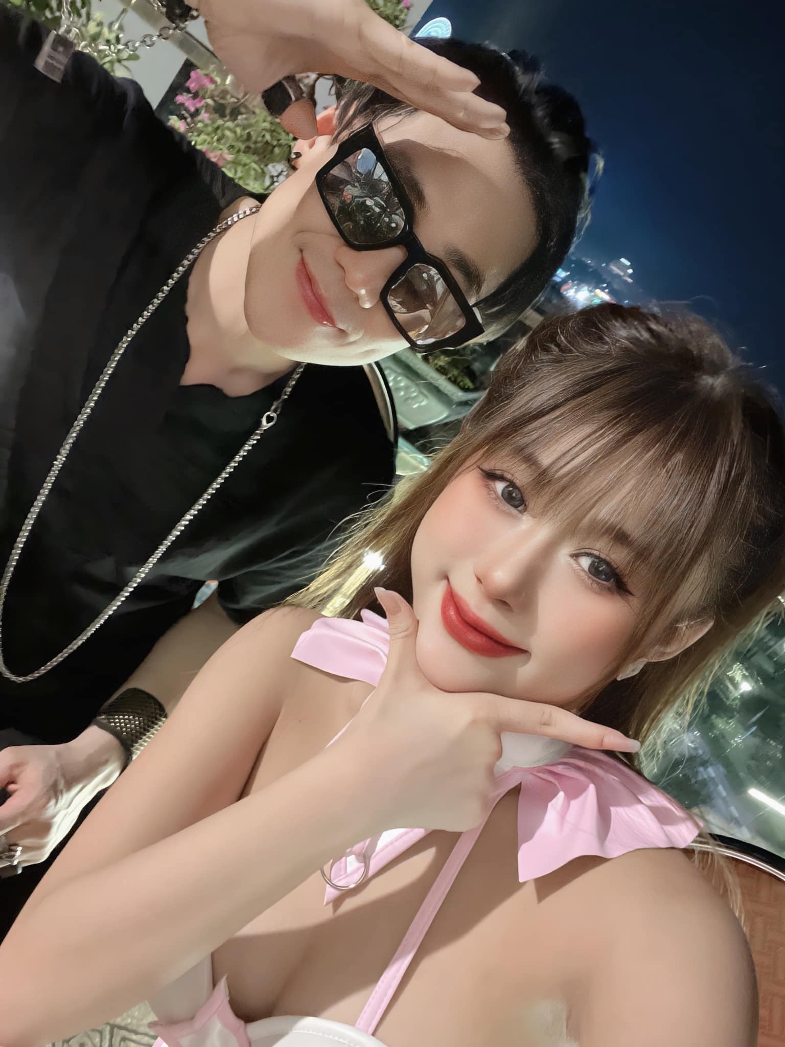 Khoảnh khắc Khánh Phương thân thiết với vũ công Quỳnh Nga. Ảnh: FBNV Khoảnh khắc Khánh Phương thân thiết với vũ công Quỳnh Nga. Ảnh: FBNV