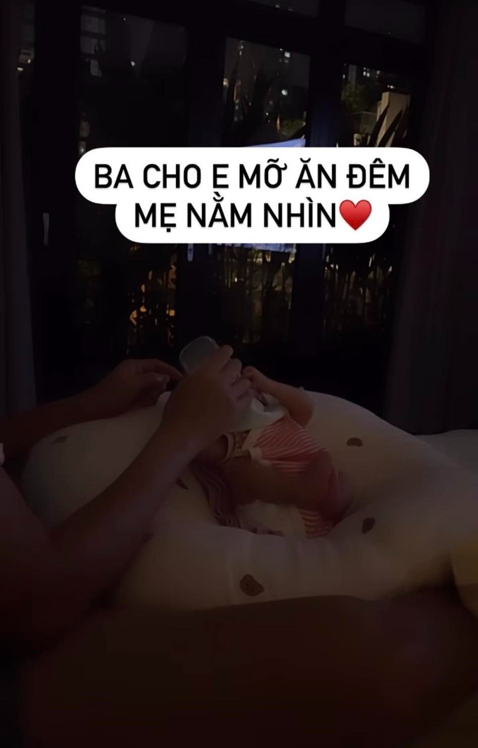 Khoảnh khắc nam doanh nhân cho con bú sữa. Ảnh: Chụp màn hình