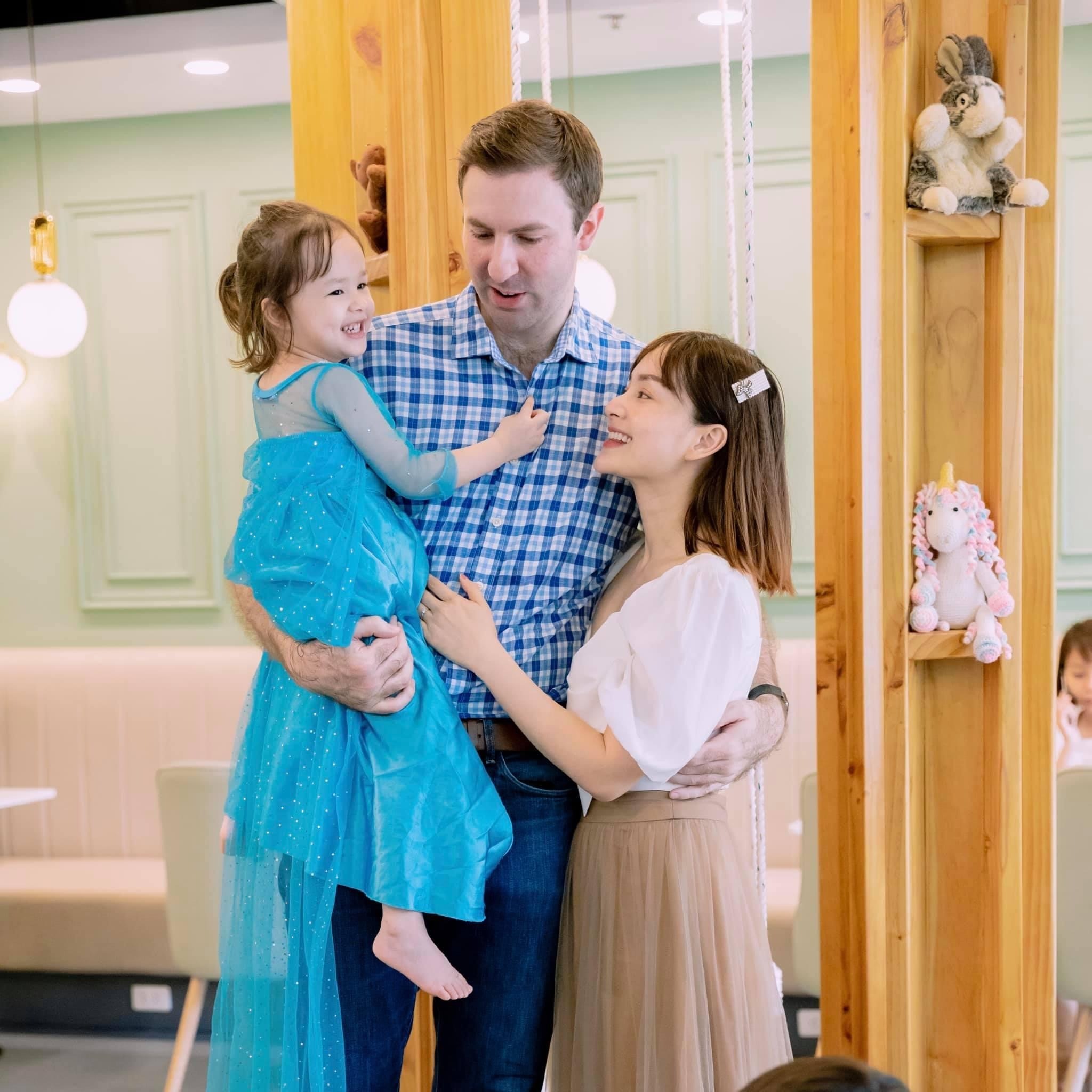 Gia đình nhỏ của diễn viên Lan Phương. Ảnh: FBNV Gia đình nhỏ của diễn viên Lan Phương. Ảnh: FBNV