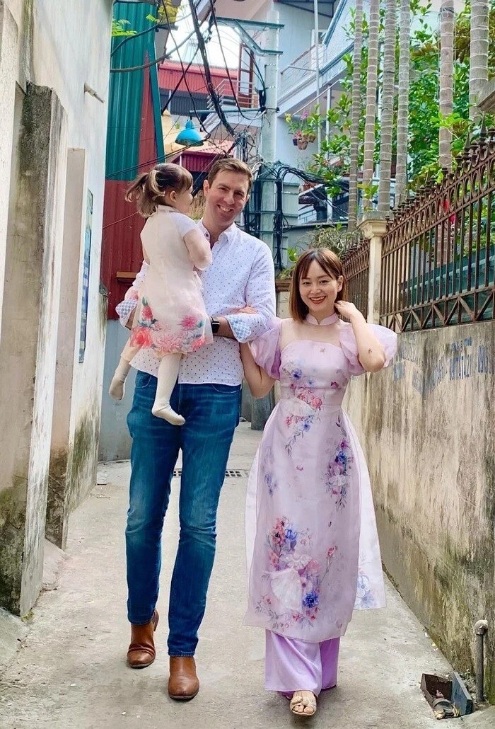Phản ứng của Lan Phương khi đi dạo phố với chồng Tây bị 'chụp trộm' - Ảnh 1 Phản ứng của Lan Phương khi đi dạo phố với chồng Tây bị 'chụp trộm' - Ảnh 1